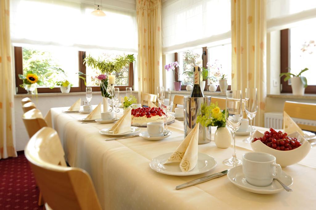 Hotel & Ferienappartements Edelweiss Виллинген Экстерьер фото