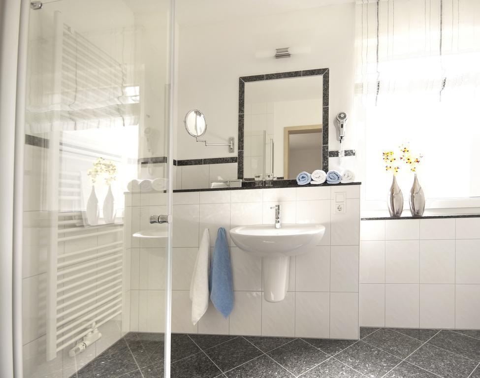 Hotel & Ferienappartements Edelweiss Виллинген Экстерьер фото